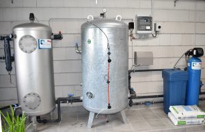 Geschlossenes Kiesfiltersystem zur Wasserenthärtung
