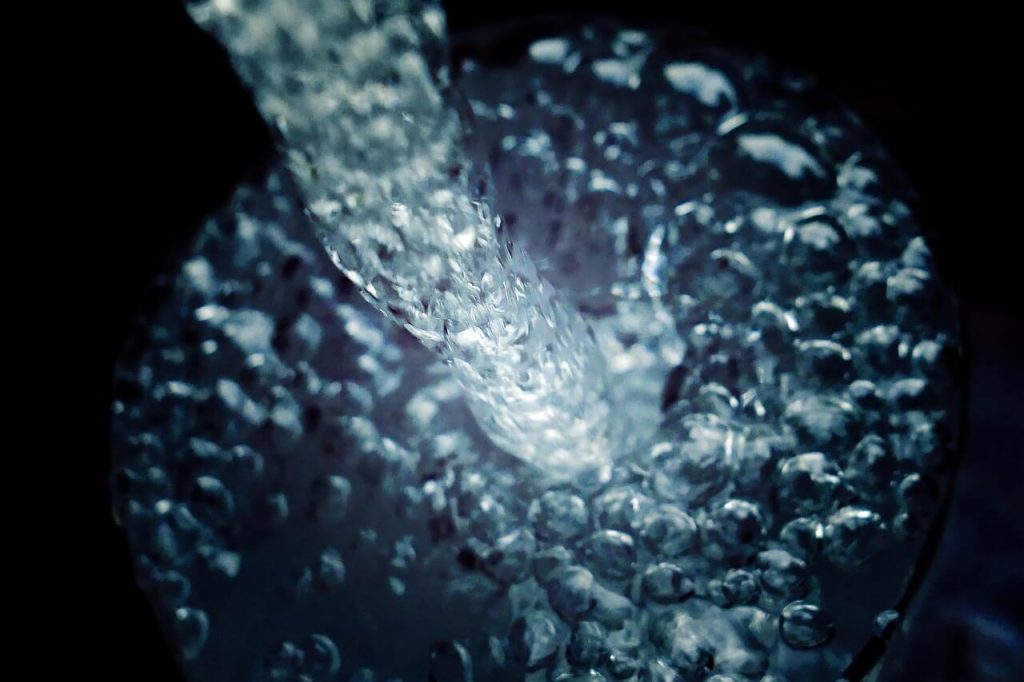 Wasserstrahl aus reinem Wasser