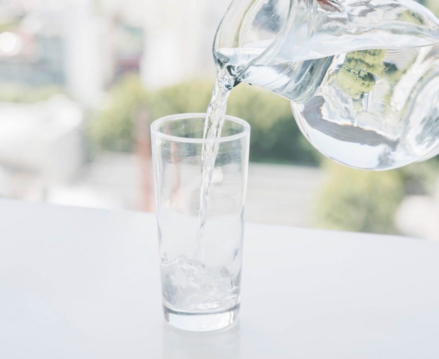 Wasseeglas mit frischem Trinkwasser