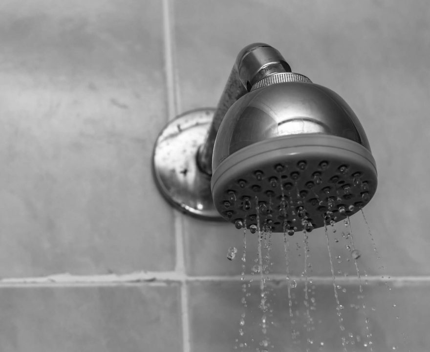 Kalkhaltiges Wasser im Badezimmer