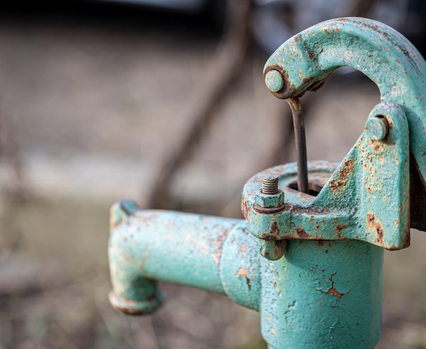Alte Wasserpumpe im Garten
