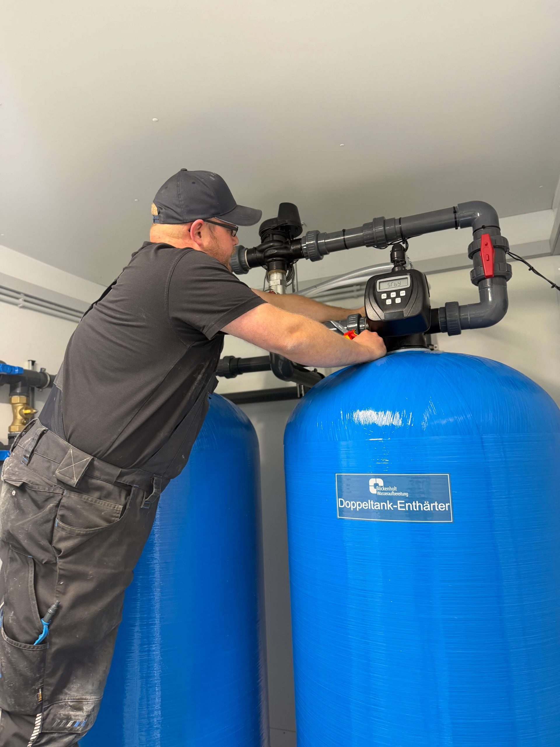 Wassertechniker an einer Nitratreduzierungsanlage